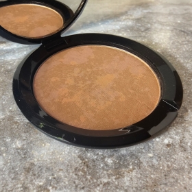 Lola Make Up Face Highlighting Powder Back Stage Beauty