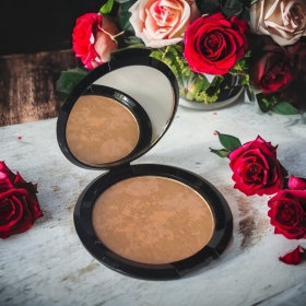 Lola Make Up Face Highlighting Powder Back Stage Beauty